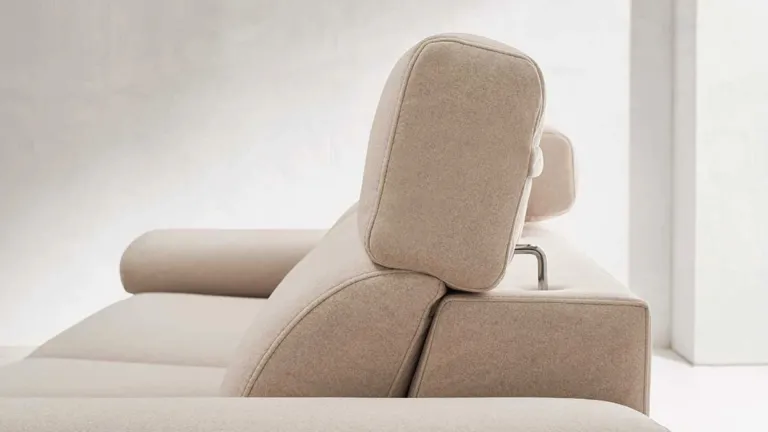 Le modèle Versailles allie parfaitement design et confort. Il dispose d'appuis-tête rabattables et comprend des coussins décorat