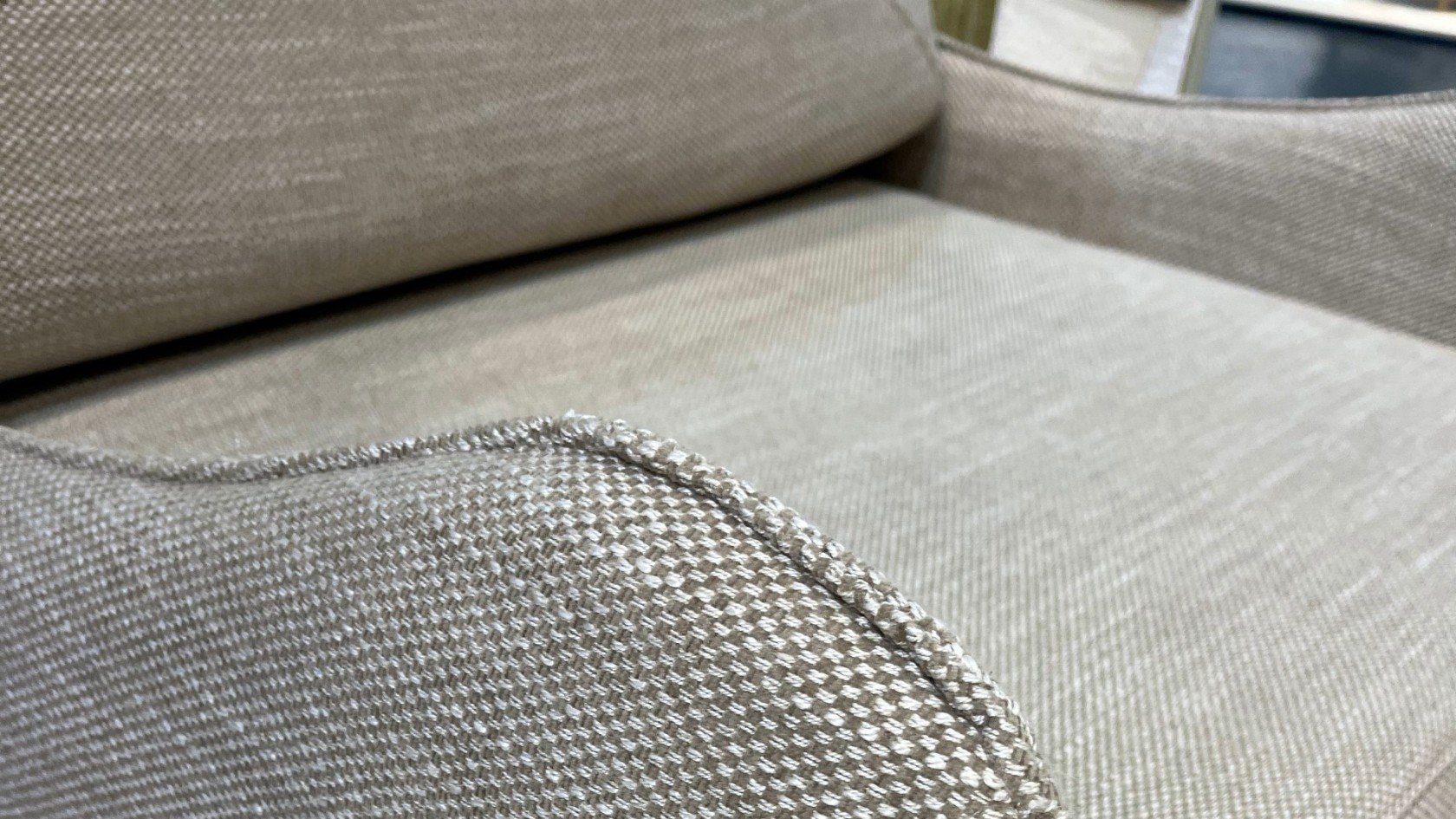 Fauteuil convertible rembourré avec plus de 40 couleurs disponibles.