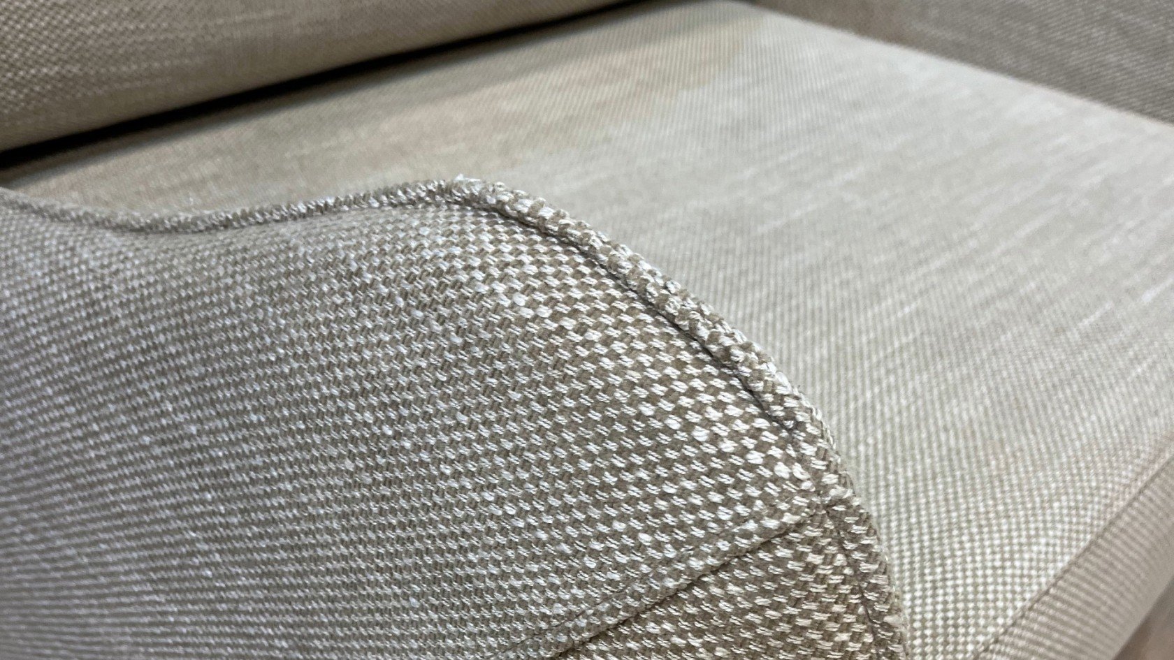 Fauteuil convertible rembourré avec plus de 40 couleurs disponibles.