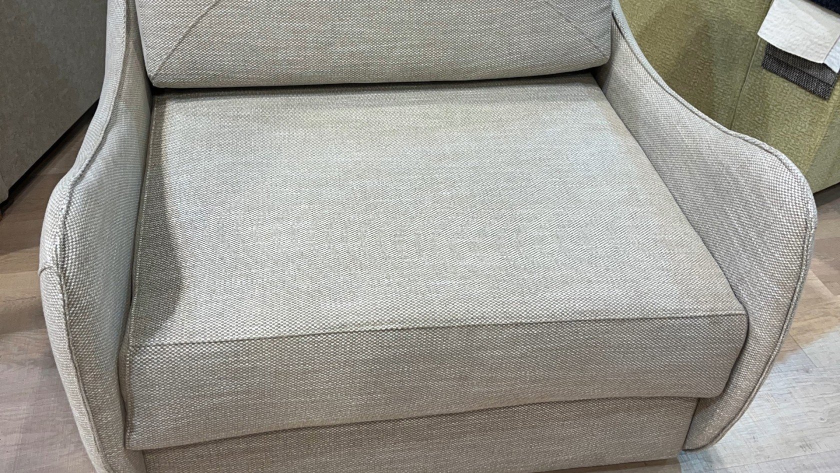 Fauteuil convertible rembourré avec plus de 40 couleurs disponibles.