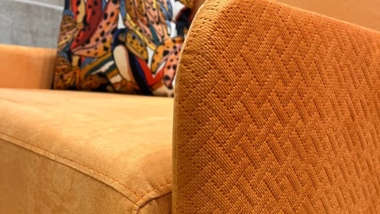 Fauteuil convertible rembourré avec plus de 40 couleurs disponibles.