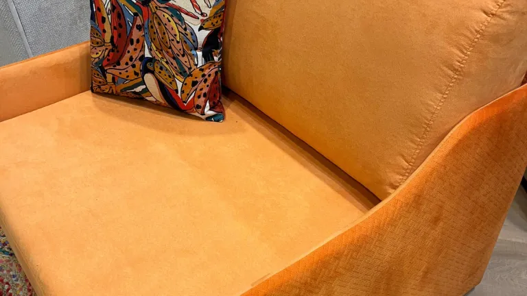 Fauteuil convertible rembourré avec plus de 40 couleurs disponibles.