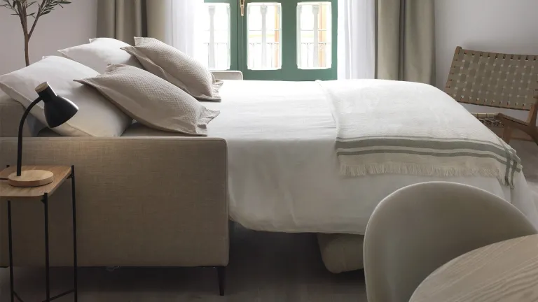 Avec un accoudoir réduit de 5 cm pour nous adapter aux problèmes d'espace.