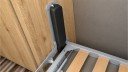 Cache-vérin pour lit escamotable